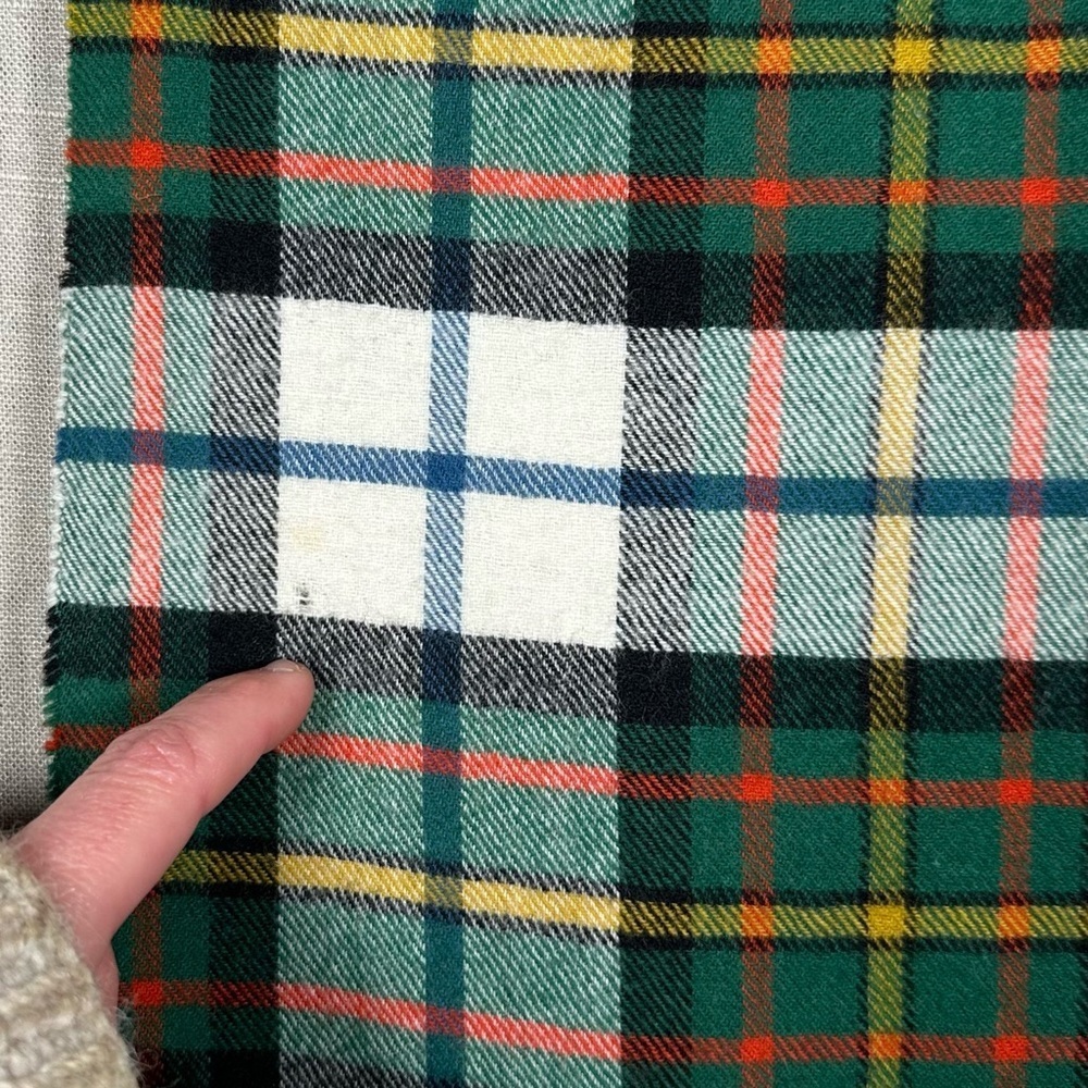 VINTAGE 100% Pure Wool Plaid Fringe Scarf - Picture 5 of 7